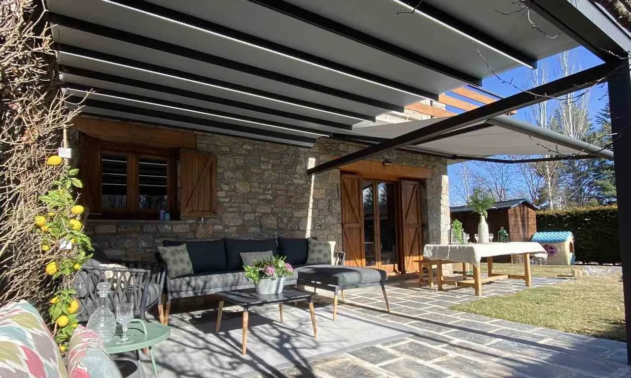 Toldo instalado en un balcón de Pamplona, ejemplo del trabajo de Toldos Pamplona PRO