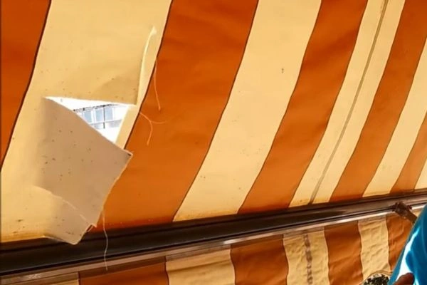 Cambio de lona de un toldo en Pamplona