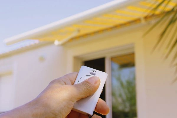 Toldo eléctrico motorizado instalado en una vivienda de Pamplona