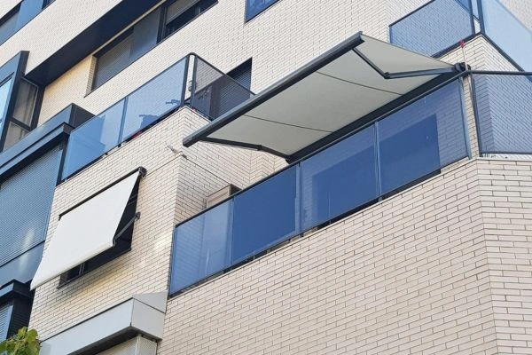 Toldos instalados en un edificio de comunidad de Pamplona