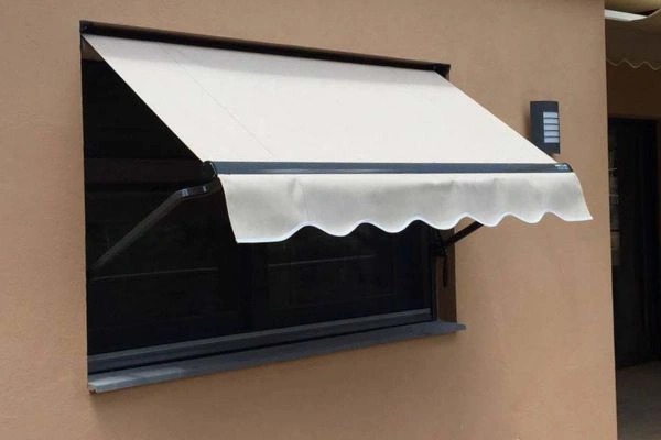 Toldo instalado en una ventana de un edificio de Pamplona