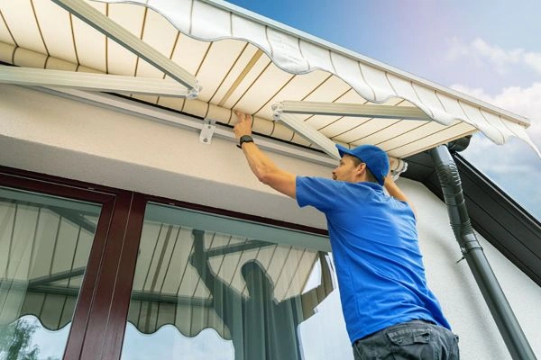 Instalación de un toldo en un balcón de Pamplona