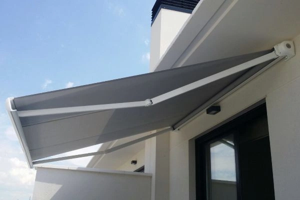 Toldo instalado en un balcón de Pamplona-Iruña