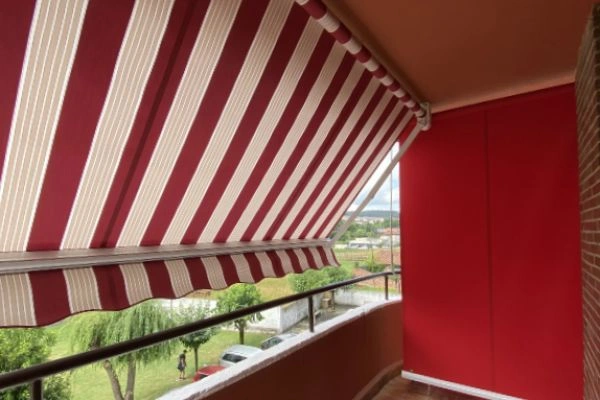 Toldo para balcón instalado en Pamplona