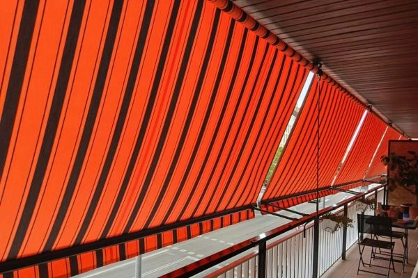 Toldo instalado en un balcón de un edificio de Pamplona