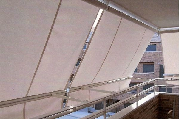 Toldos instalados en balcones en Pamplona