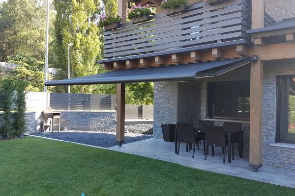 Toldo impermeable instalado en una terraza de Pamplona