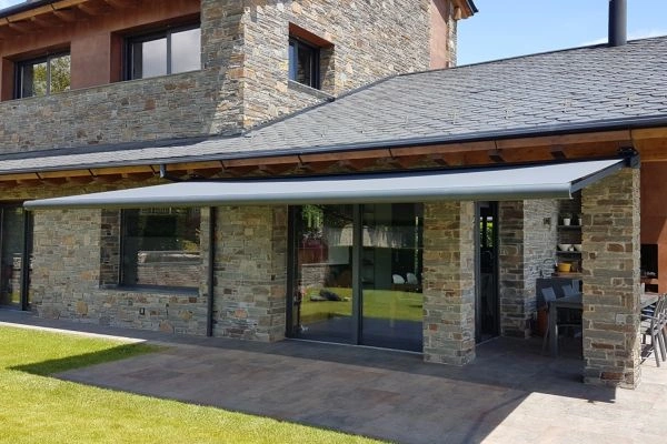 Toldo instalado para porche y terraza en Pamplona