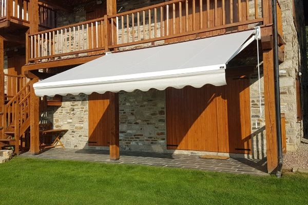 Toldo instalado en un porche de una vivienda de Pamplona