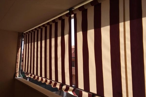 Toldo instalado en una terraza de Pamplona