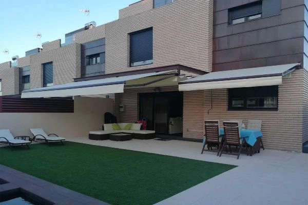 Toldo para terraza instalado en Pamplona