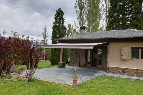 Toldo instalado para jardín y terraza en Pamplona-Iruña, Navarra
