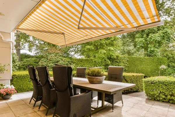 Toldo instalado para terraza y porche en Pamplona