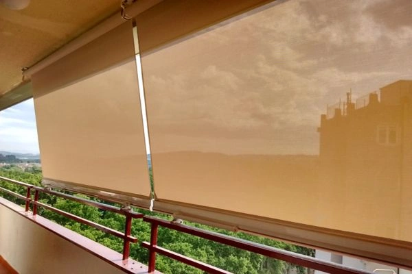 Revisión de un toldo vertical instalado en Pamplona